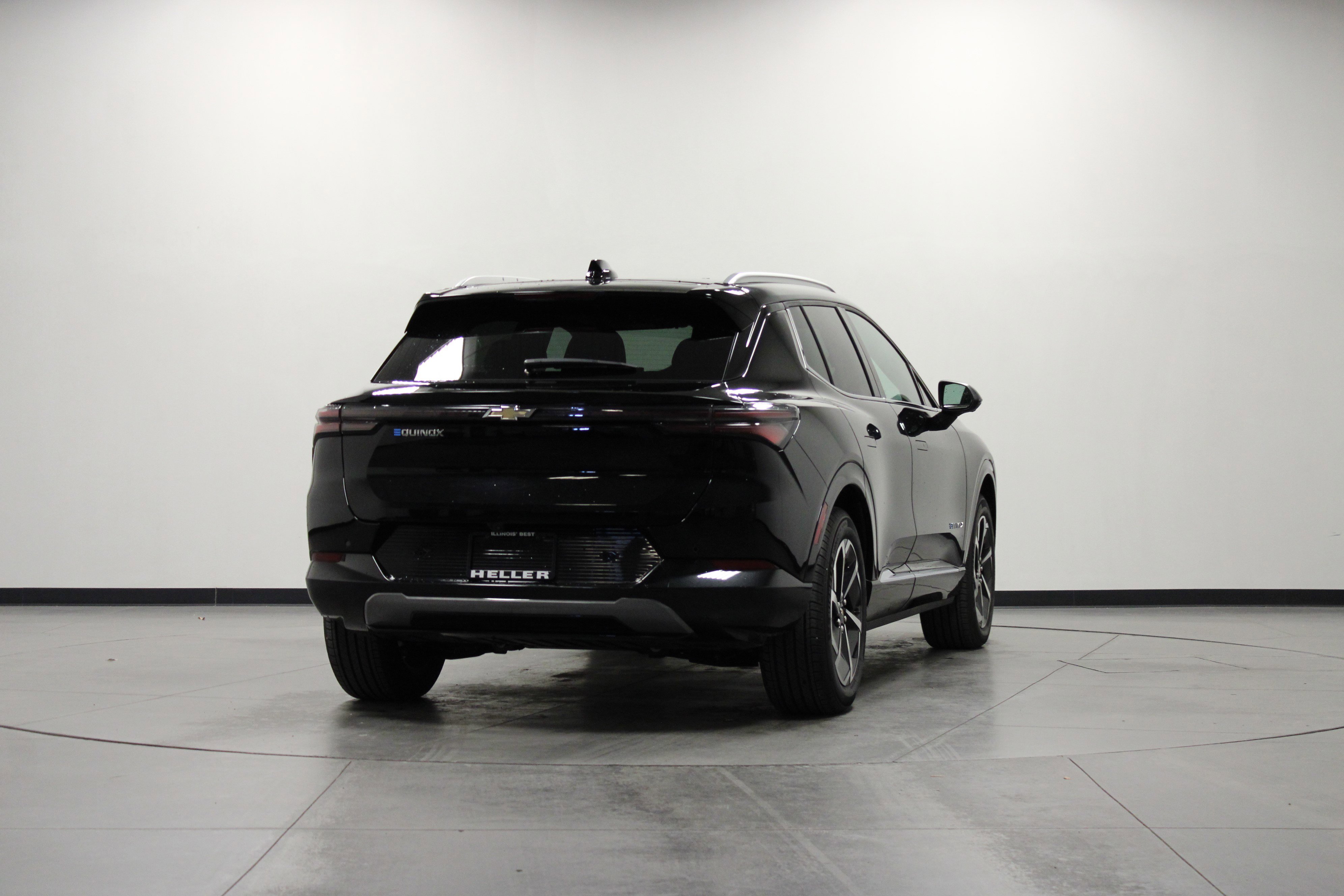 Used 2025 Chevrolet Equinox EV LT w/ Convenience Package image 4