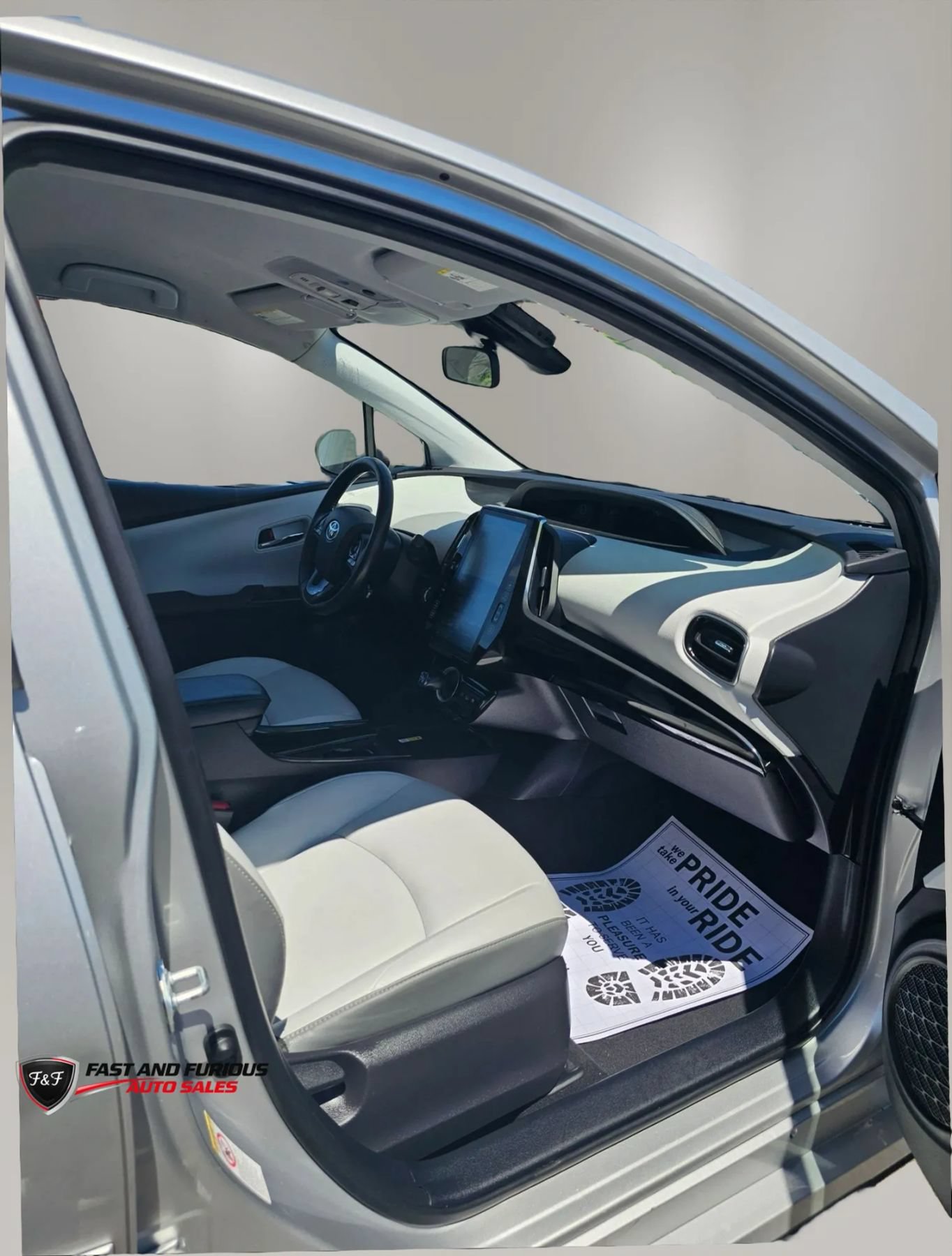 Used 2021 Toyota Prius Prime XLE w/ Carpet Mat Package (TMS) FWD image 8