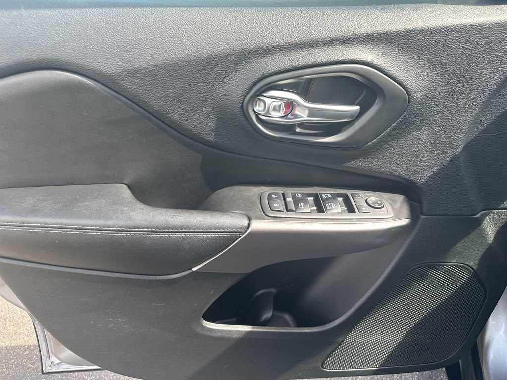 Used 2019 Jeep Cherokee Latitude Plus w/ Comfort/Convenience Group AWD/4WD image 17