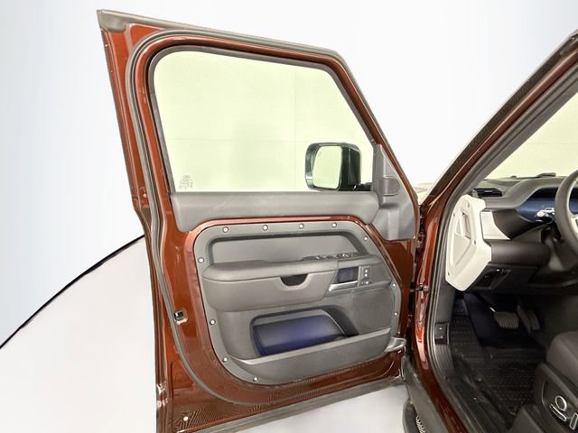 Used 2025 Land Rover Defender 130 X-Dynamic SE AWD/4WD image 12