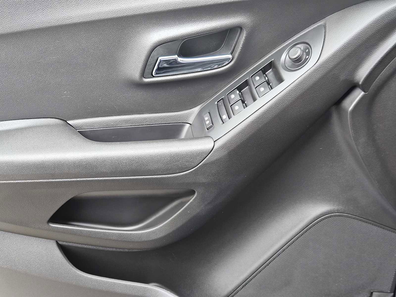 Used 2017 Chevrolet Trax LT w/ Driver Confidence Package image 21