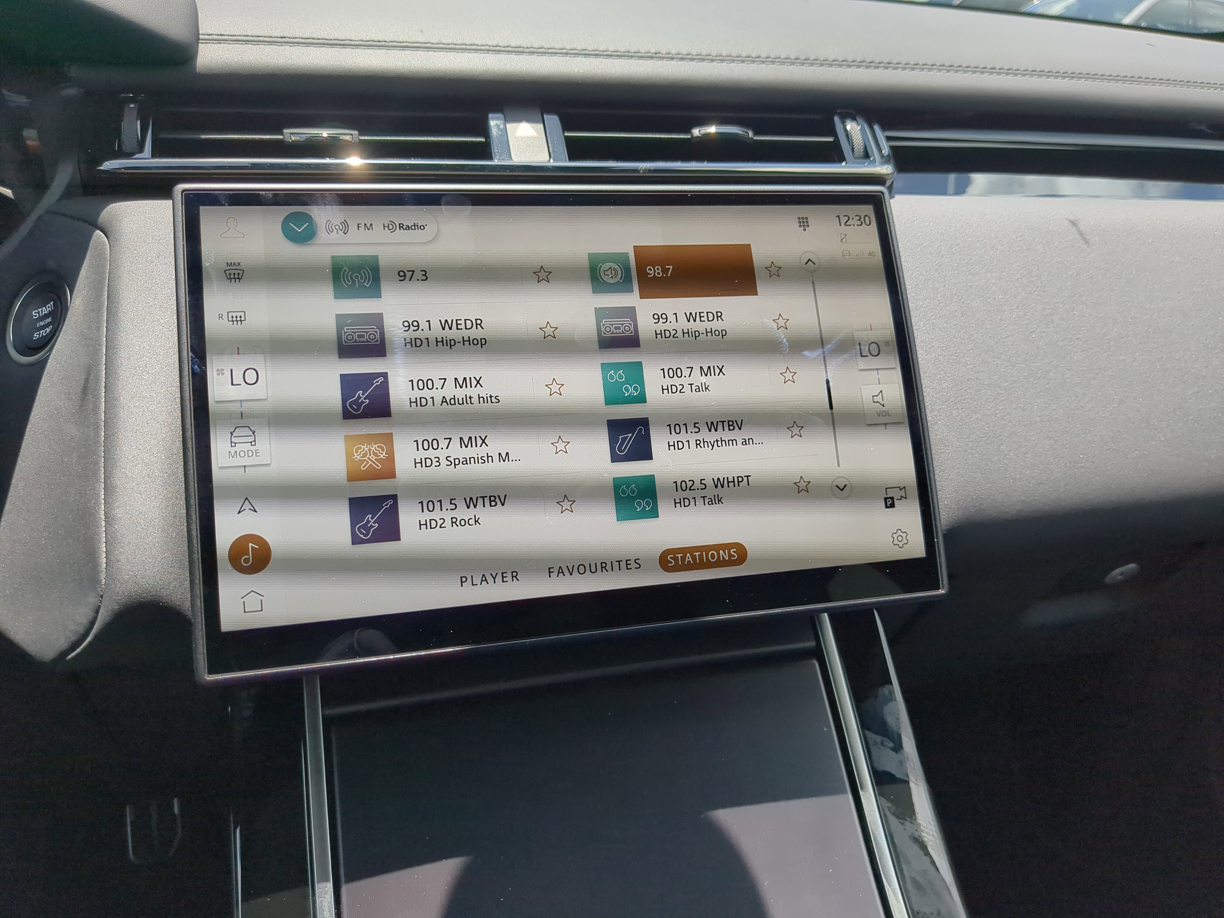 New 2026 Land Rover Range Rover Velar Dynamic SE image 24