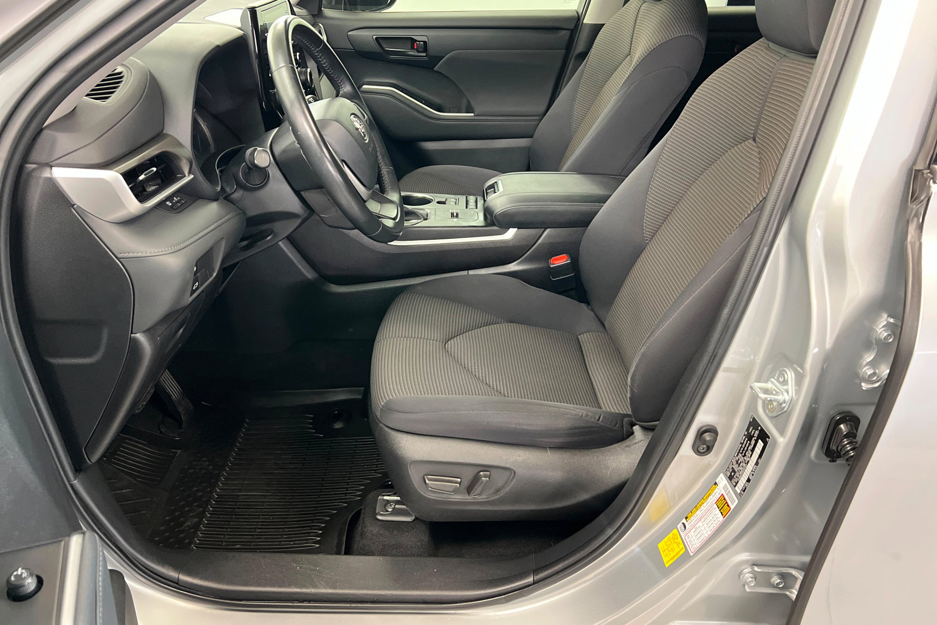 Used 2022 Toyota Highlander LE image 18