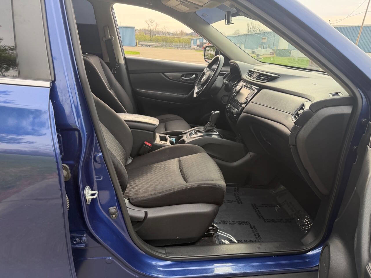 Used 2020 Nissan Rogue SV image 9