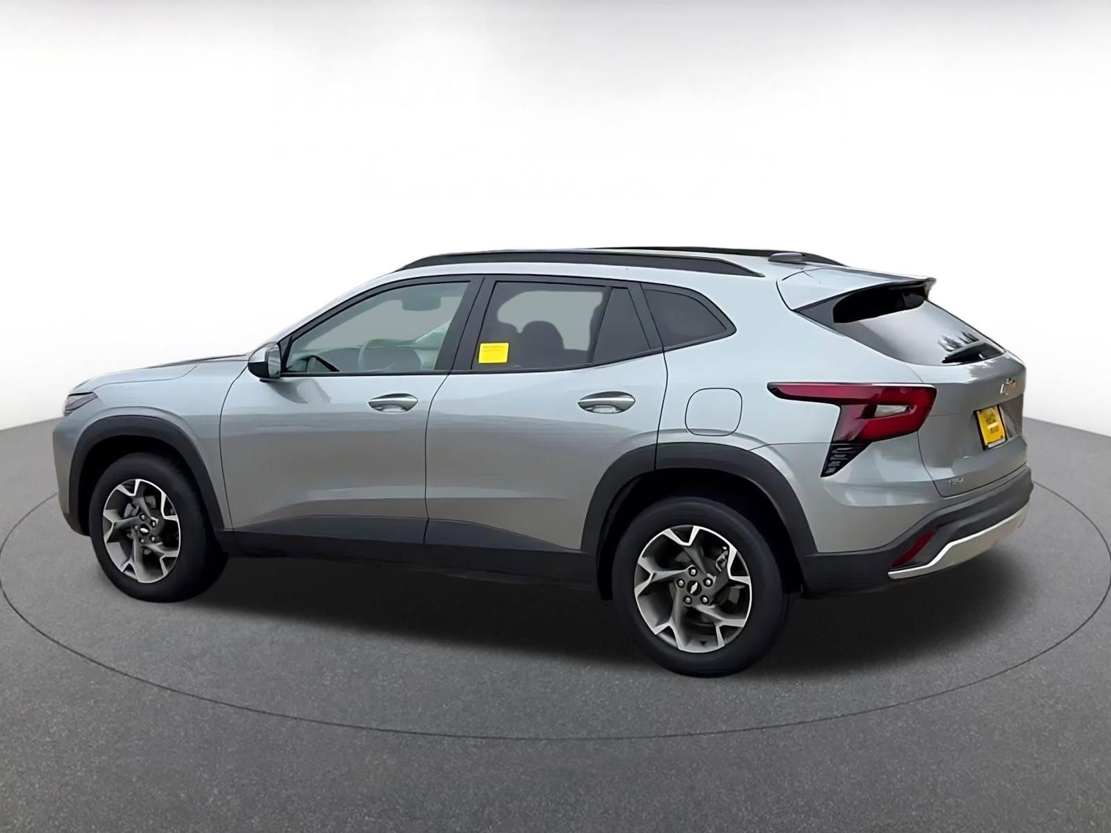 Used 2025 Chevrolet Trax LT FWD image 11