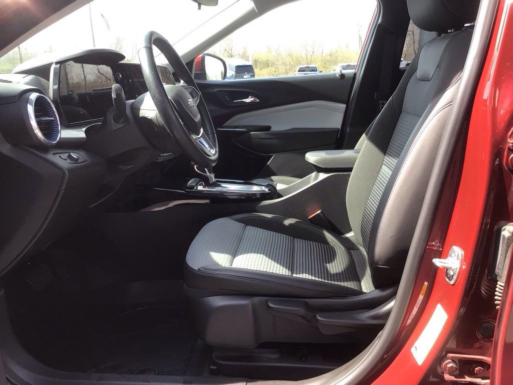 Used 2024 Chevrolet Trax LT w/ Driver Confidence Package image 12