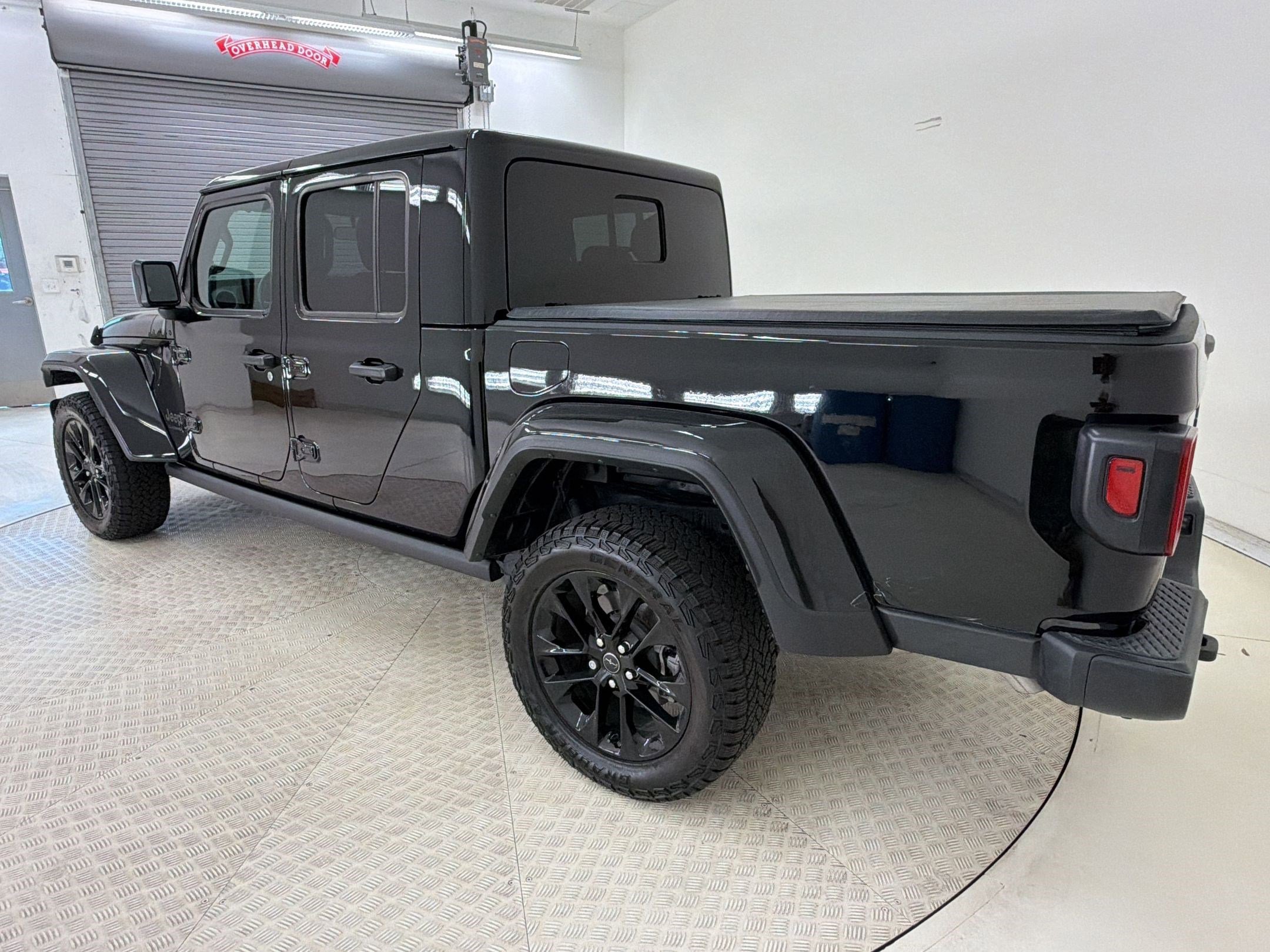 Used 2025 Jeep Gladiator Sport image 3