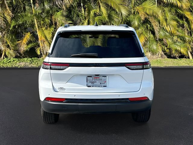 Used 2025 Jeep Grand Cherokee Altitude RWD image 6