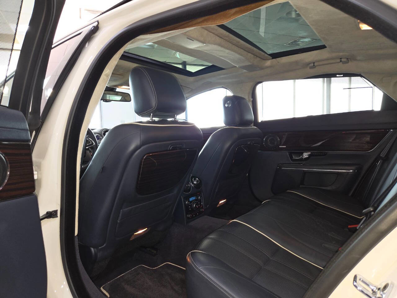 Used 2011 Jaguar XJ L Supercharged RWD image 23