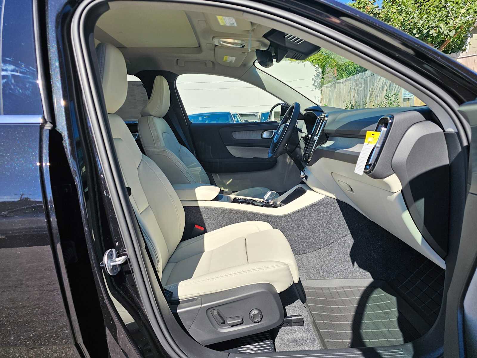 New 2025 Volvo XC40 B5 Plus w/ Protection Package Premier image 10