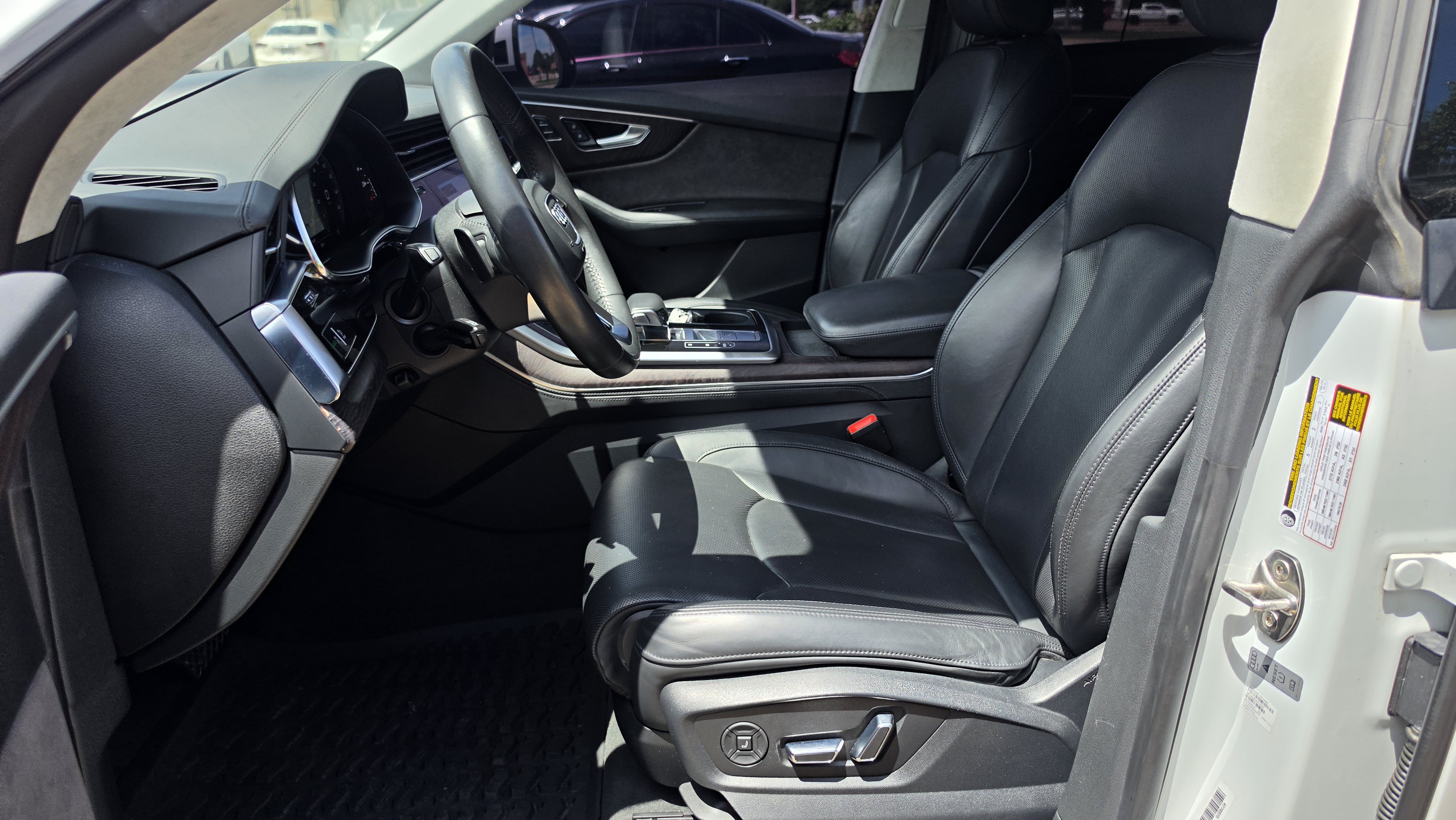 Used 2019 Audi Q8 Prestige w/ Luxury Package AWD/4WD image 27