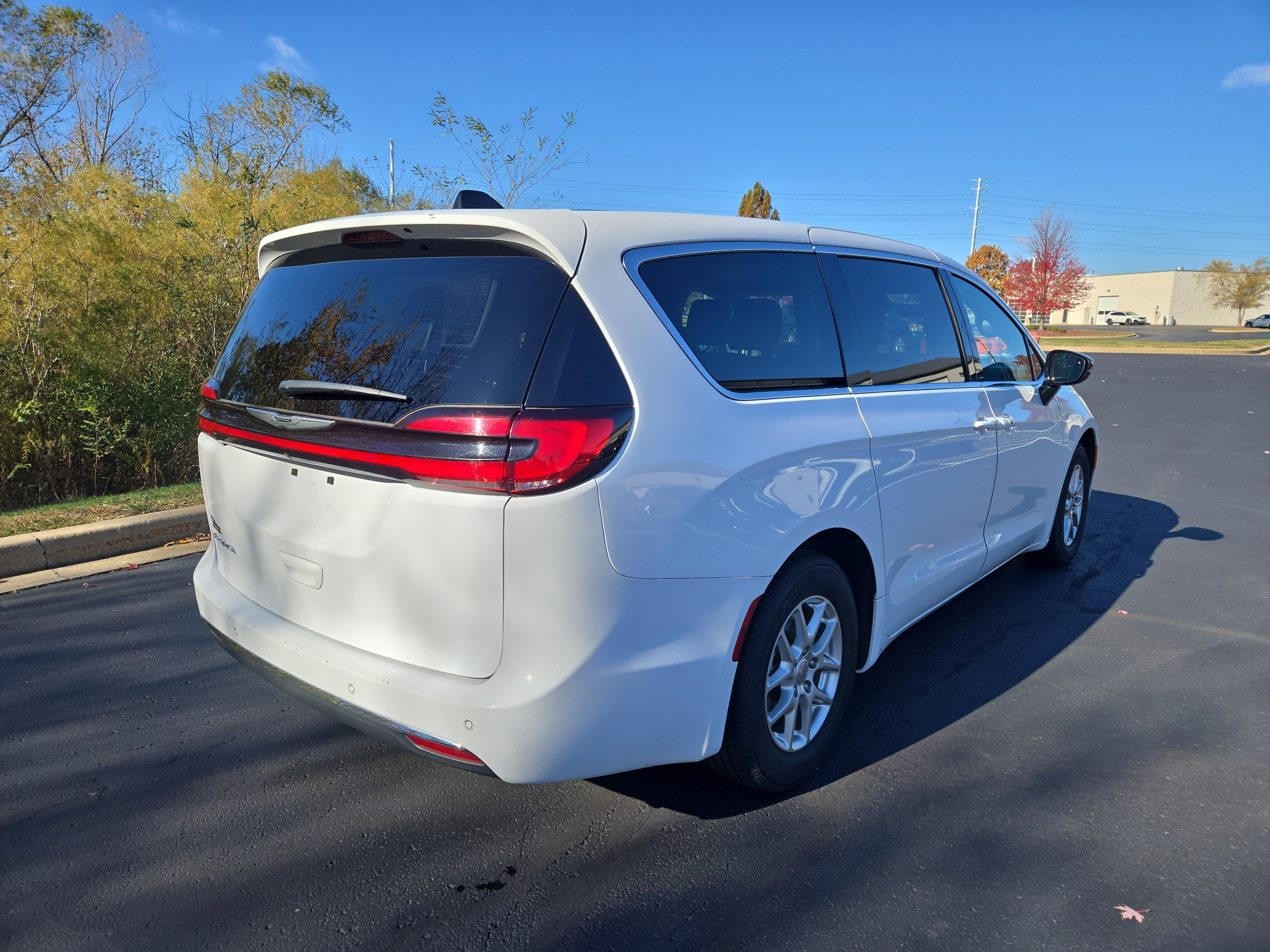 Used 2024 Chrysler Pacifica Touring-L image 3
