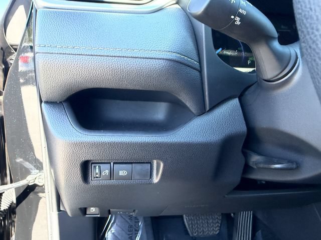 Used 2025 Toyota RAV4 XLE AWD/4WD image 19