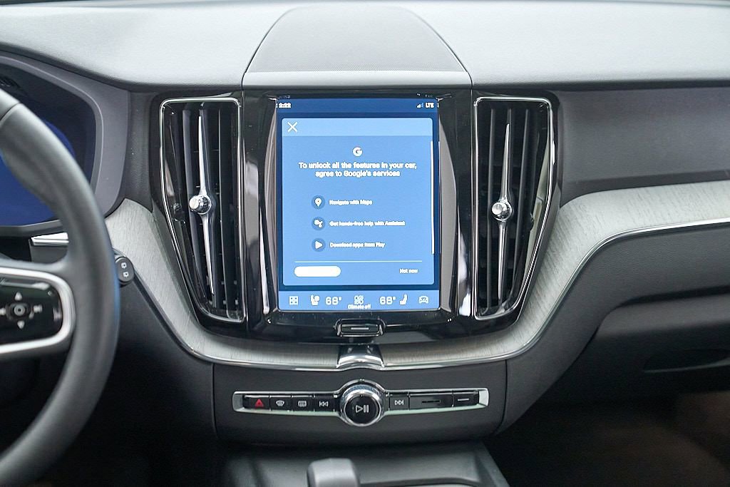 Certified 2025 Volvo XC60 B5 Plus AWD/4WD image 28