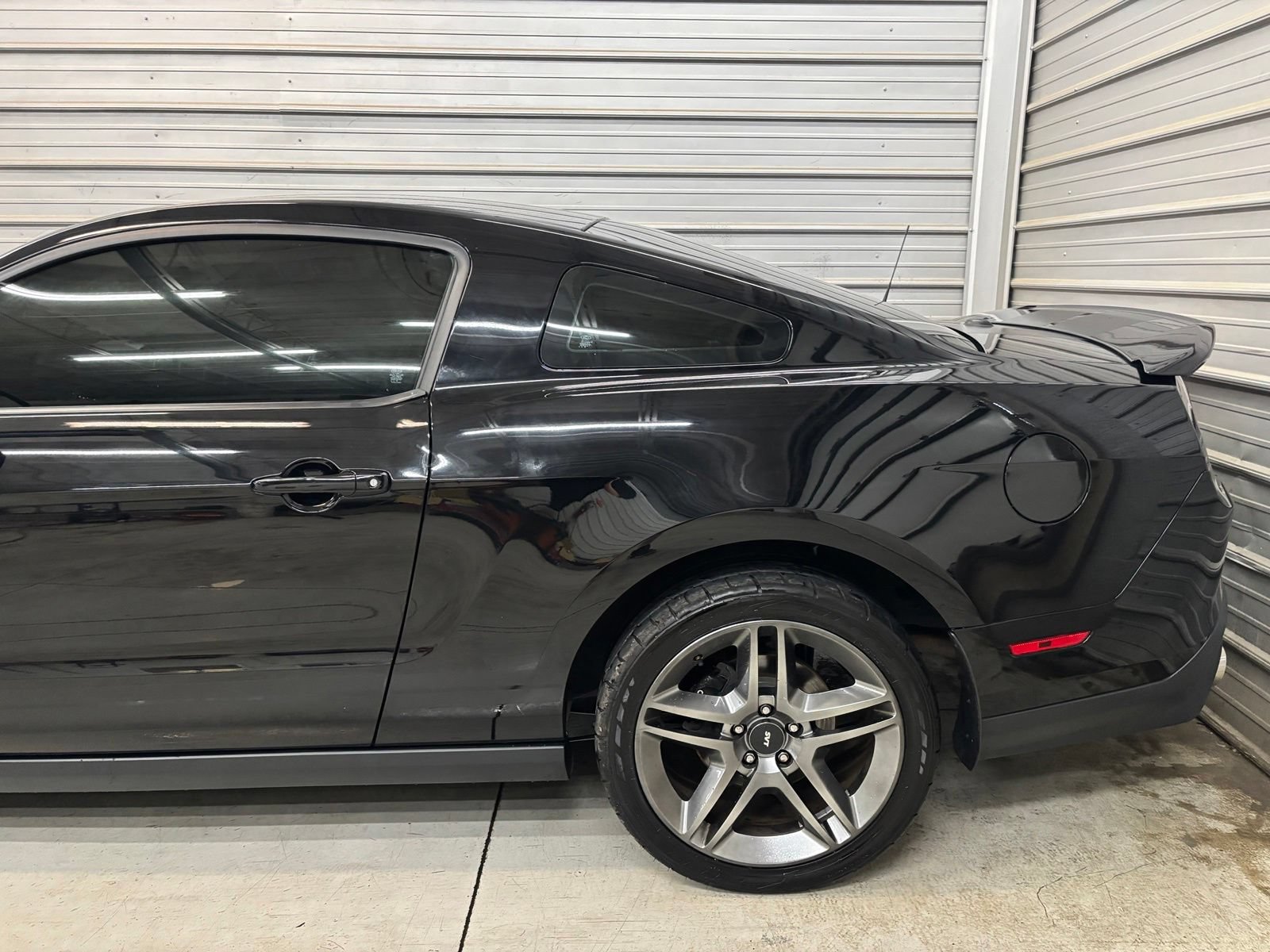 Used 2010 Ford Mustang Shelby GT500 RWD image 5