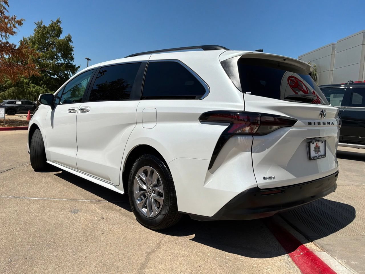 Used 2026 Toyota Sienna XLE FWD image 8