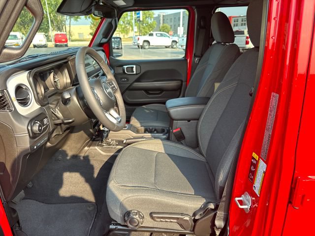 Used 2025 Jeep Wrangler Unlimited Sahara AWD/4WD image 9