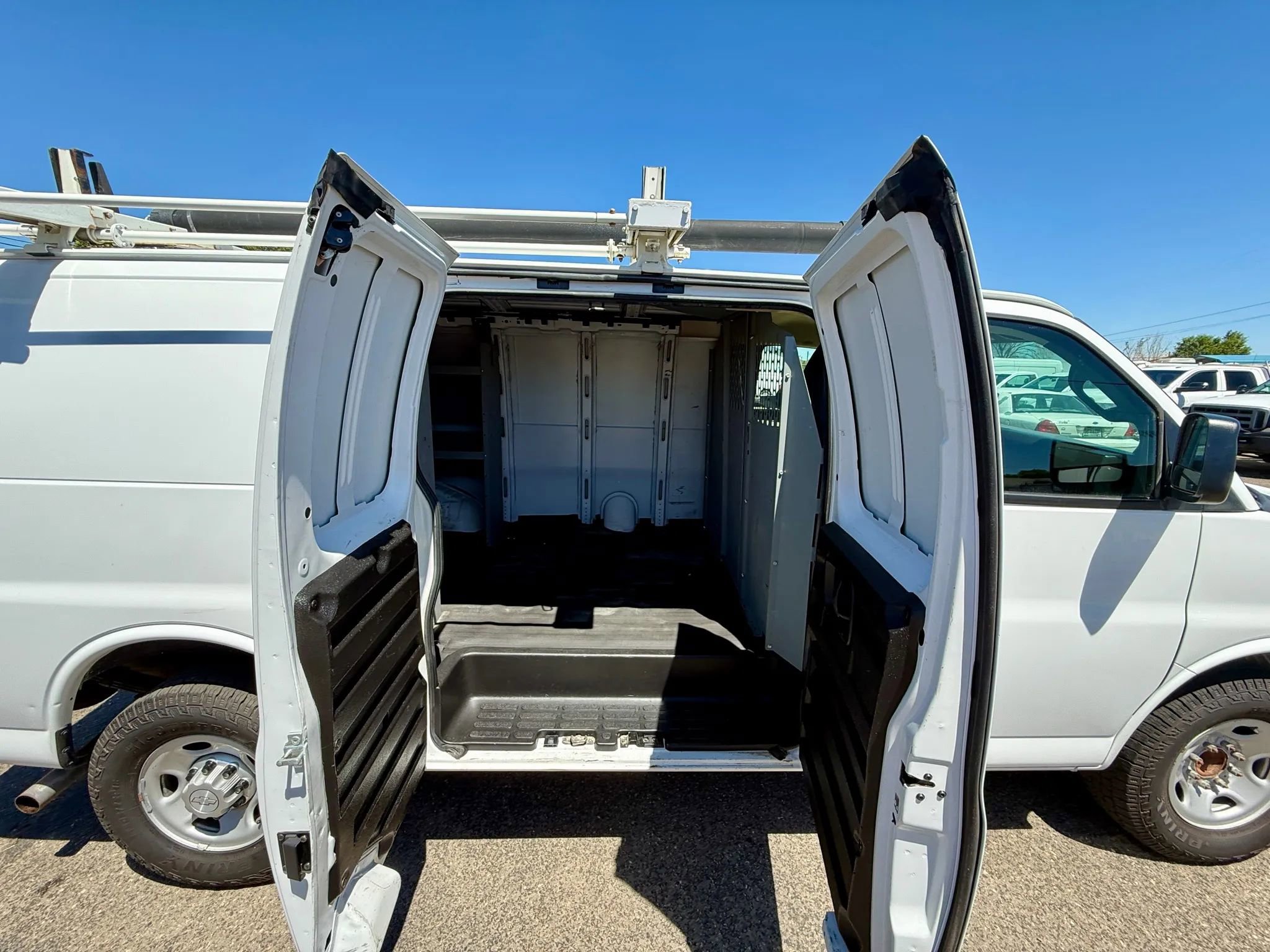 Used 2017 Chevrolet Express 2500 Van 3D image 17