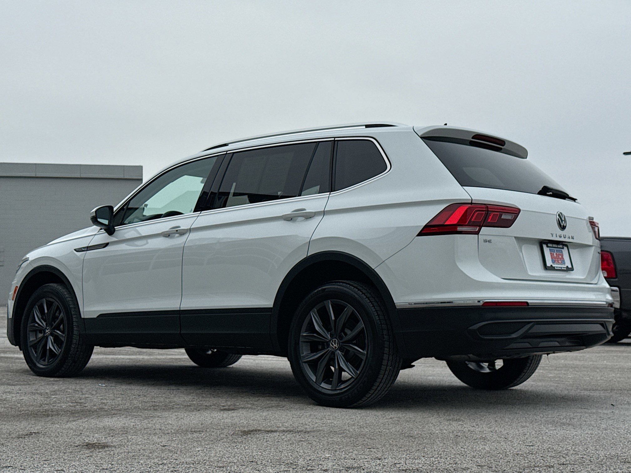 Used 2022 Volkswagen Tiguan SE w/ Panoramic Sunroof Package image 13
