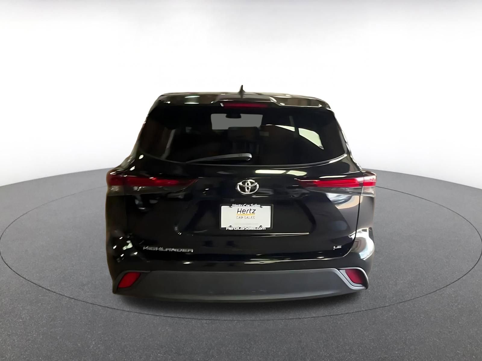 Used 2025 Toyota Highlander LE FWD image 12