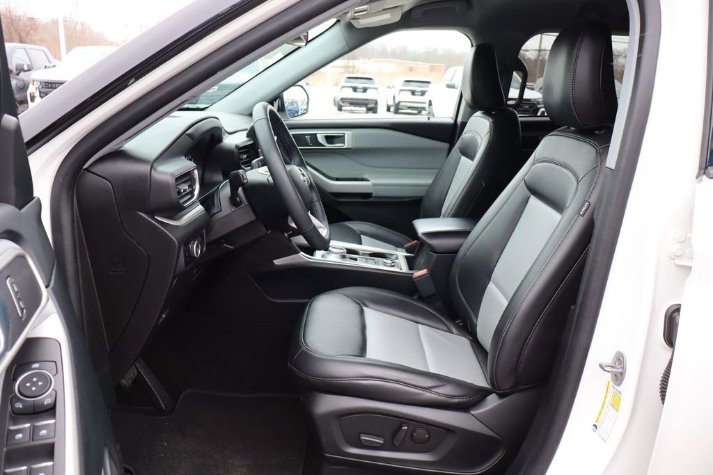 Used 2023 Ford Explorer XLT w/ Equipment Group 202A image 9