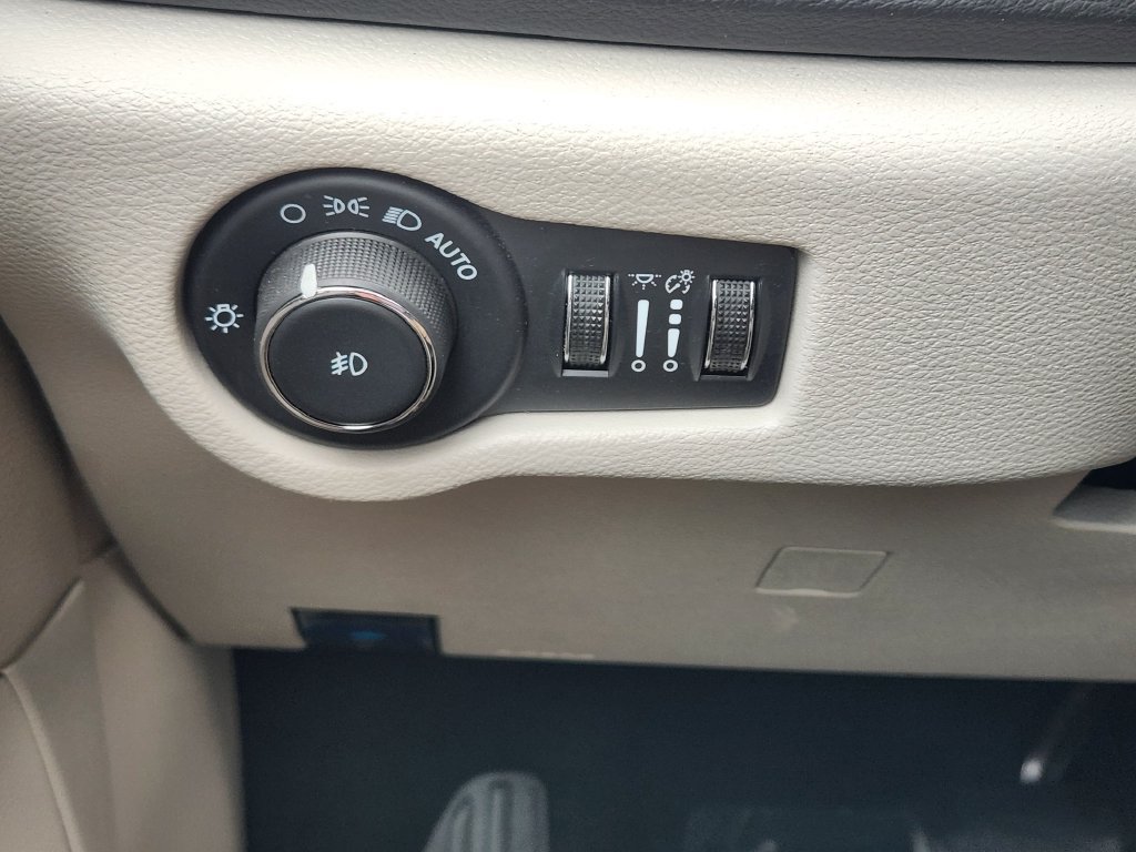 Used 2024 Chrysler Pacifica Touring-L FWD image 27