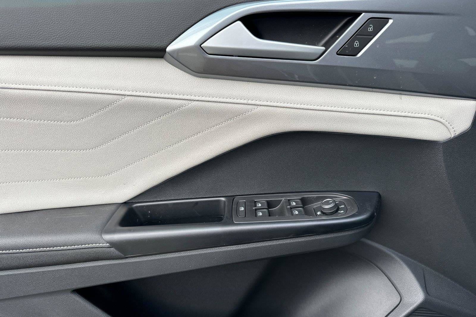 New 2026 Volkswagen Taos SEL image 10