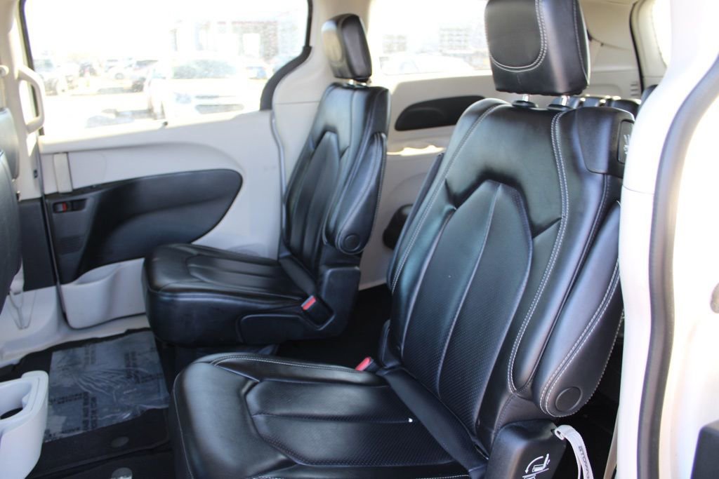 Used 2023 Chrysler Pacifica Touring-L image 24