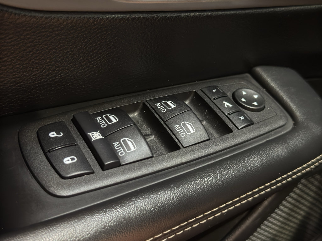 Used 2025 Chrysler Pacifica Limited FWD image 34