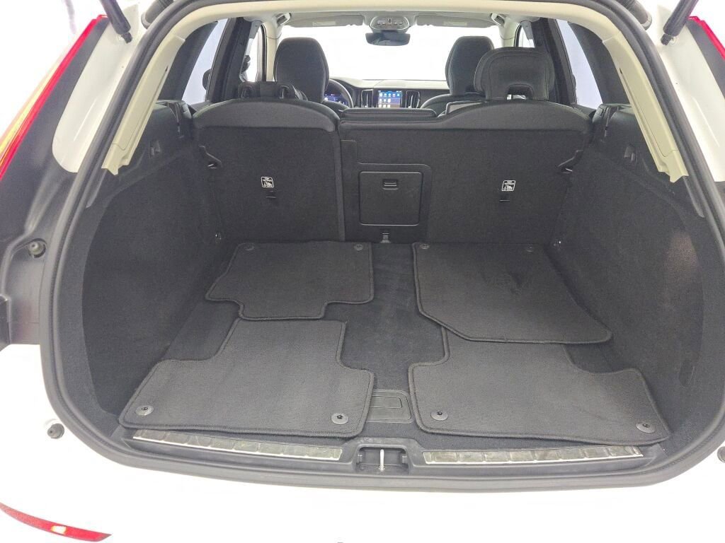 Used 2025 Volvo XC60 B5 Plus image 18
