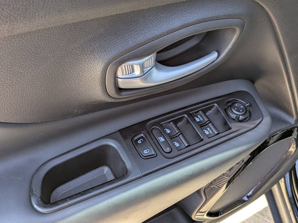 Used 2023 Jeep Renegade Altitude w/ Sun/Sound Group AWD/4WD image 8