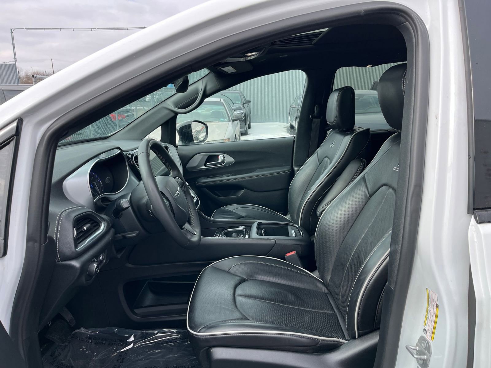 Used 2025 Chrysler Pacifica Limited image 28