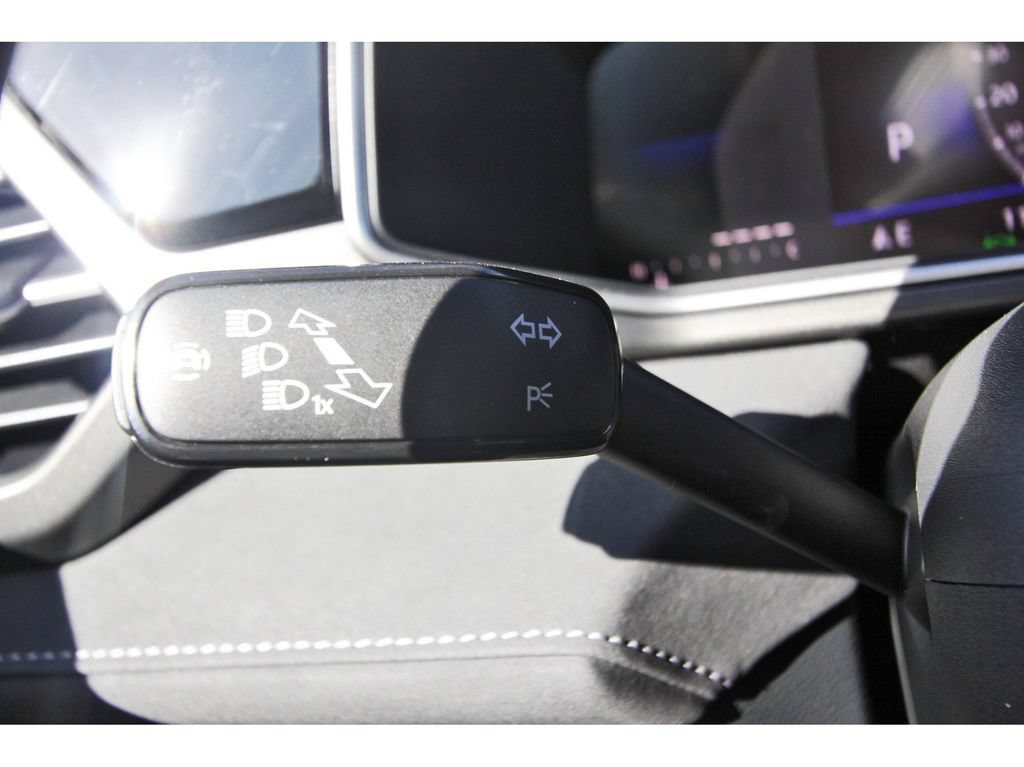 Certified 2025 Volkswagen Taos SE FWD image 19
