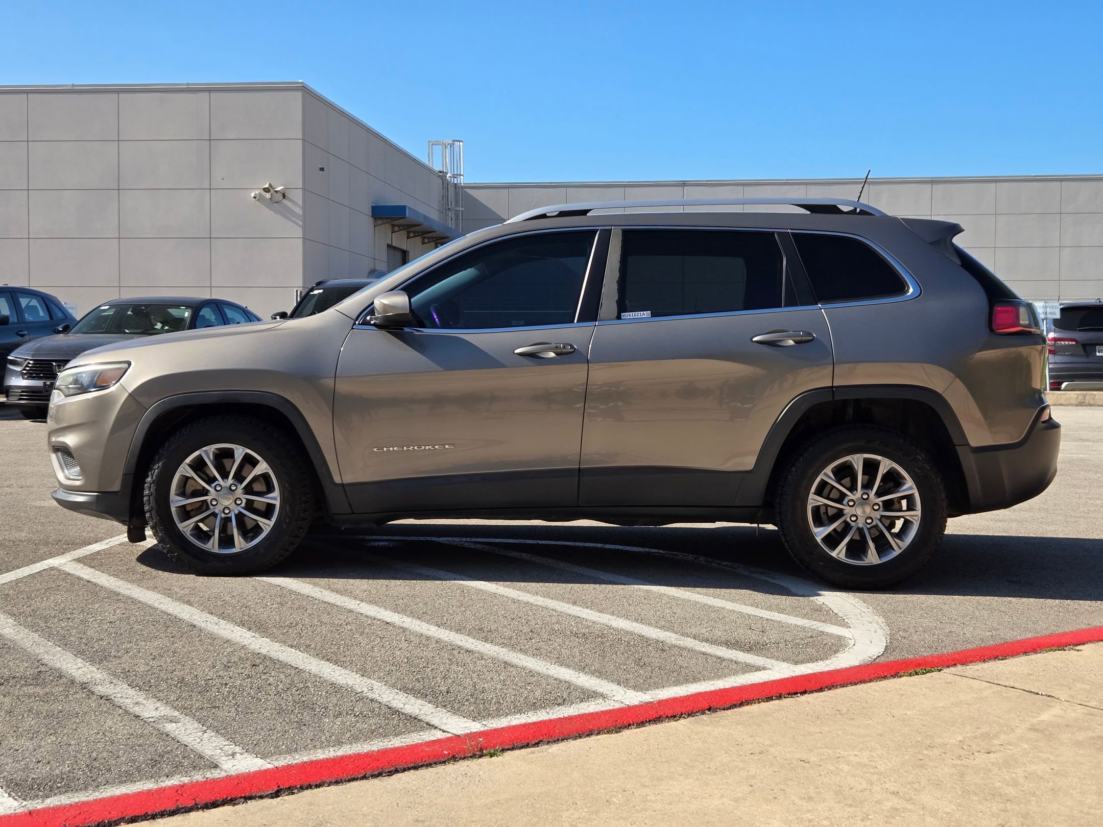 Used 2019 Jeep Cherokee Latitude Plus FWD image 6