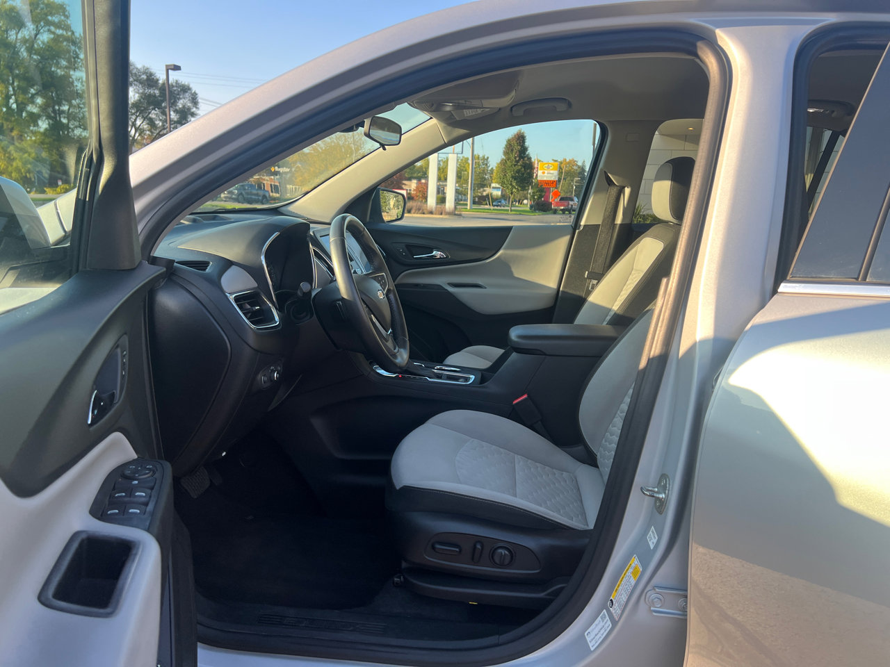 Used 2020 Chevrolet Equinox LT w/ Driver Convenience Package image 14