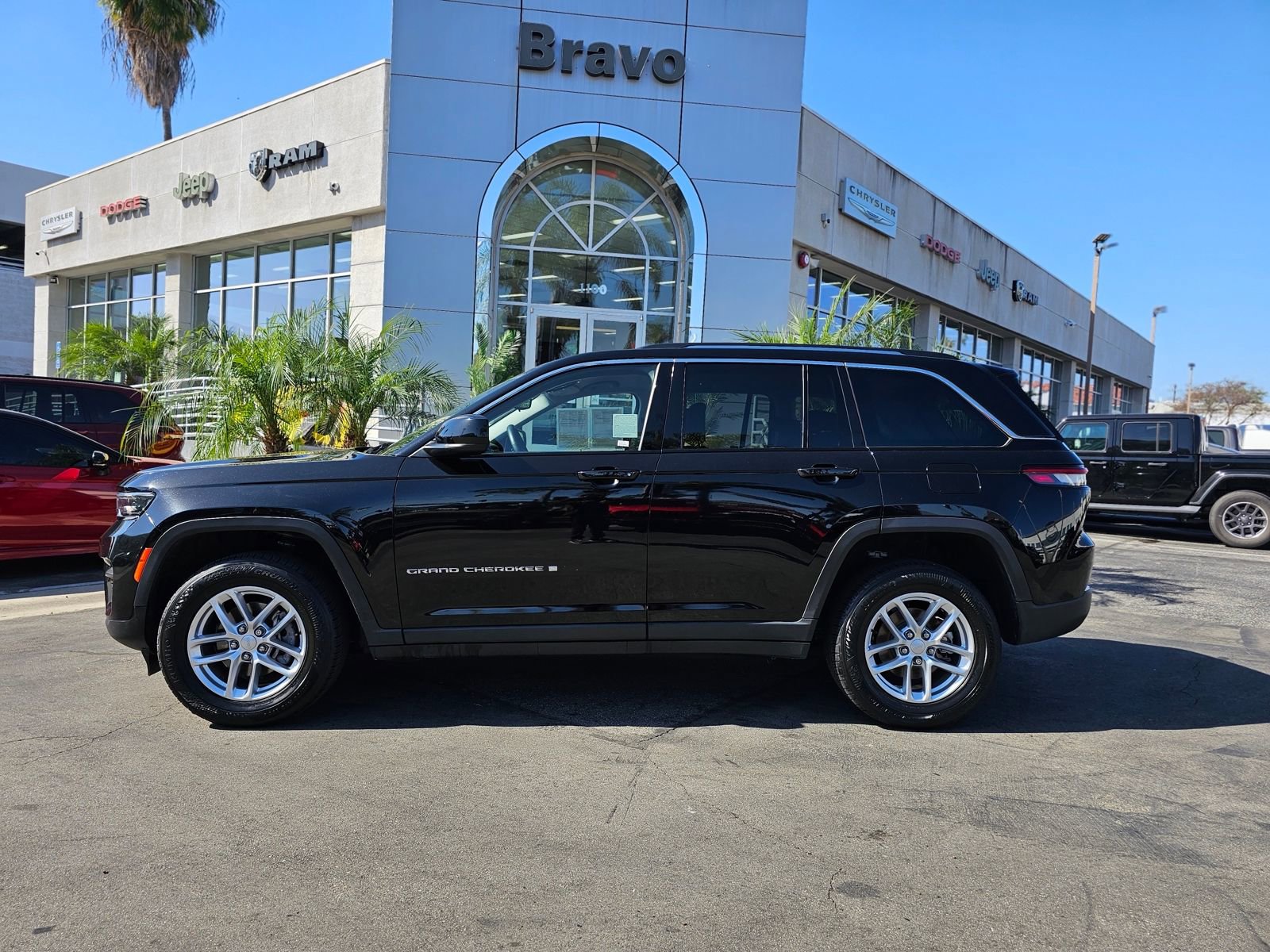 Used 2023 Jeep Grand Cherokee Laredo image 4