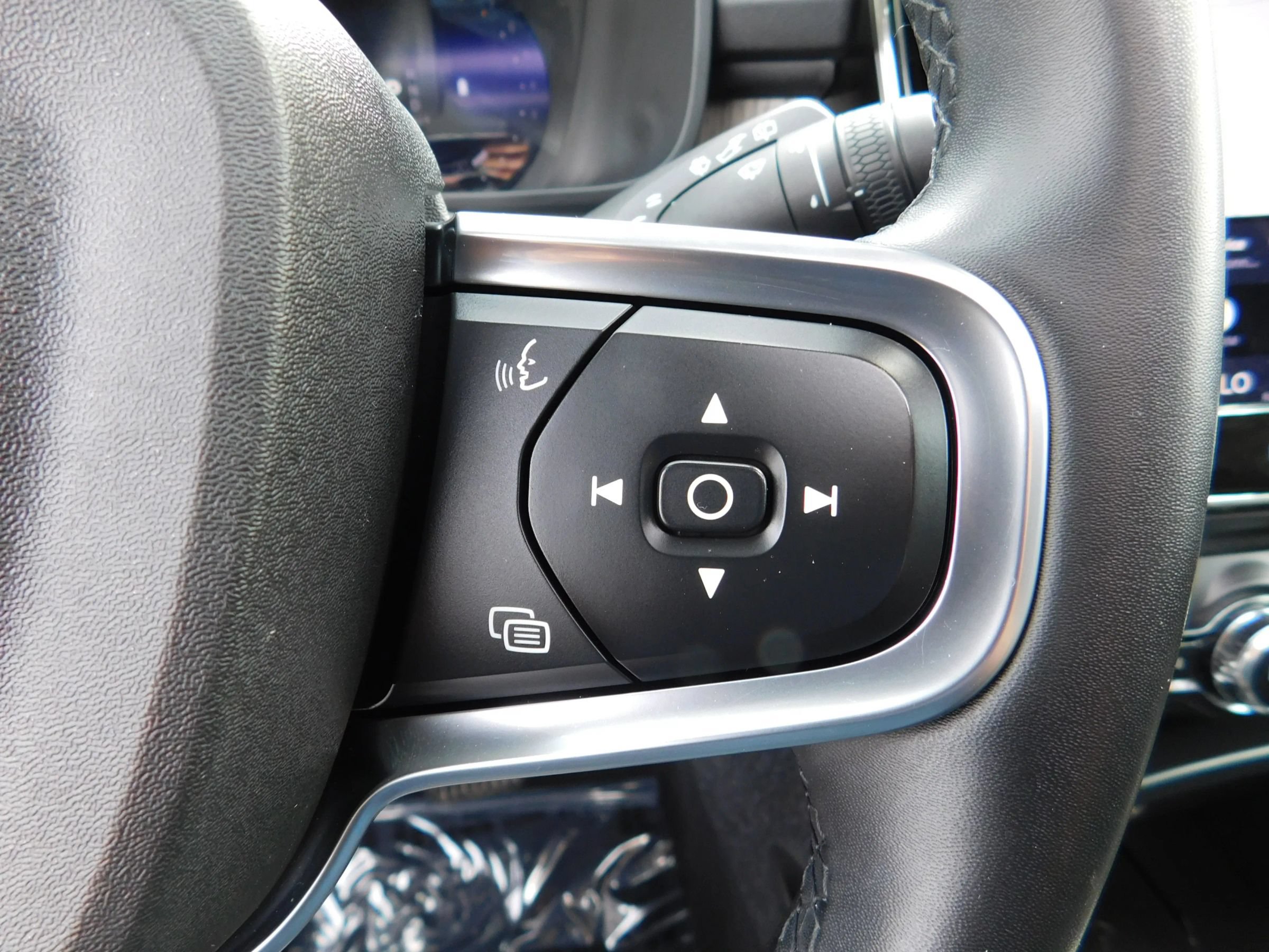 Used 2023 Volvo XC40 B5 Plus w/ Driver Assist Package AWD/4WD image 23
