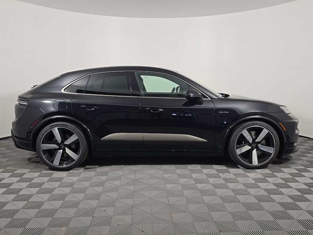 Certified 2025 Porsche Macan Turbo Electric AWD/4WD image 8