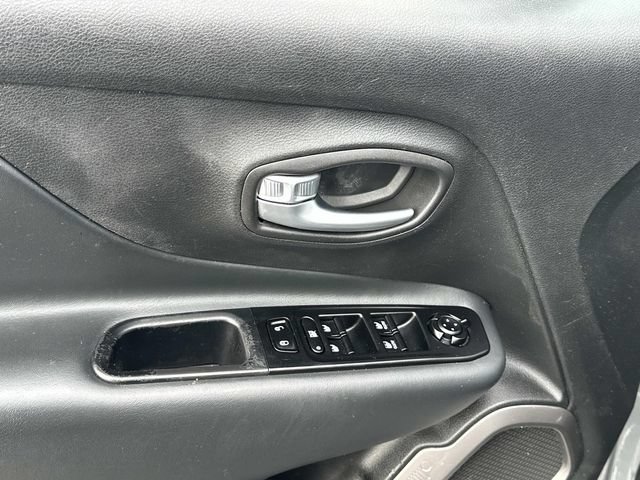 Used 2022 Jeep Renegade Latitude w/ Convenience Group AWD/4WD image 9