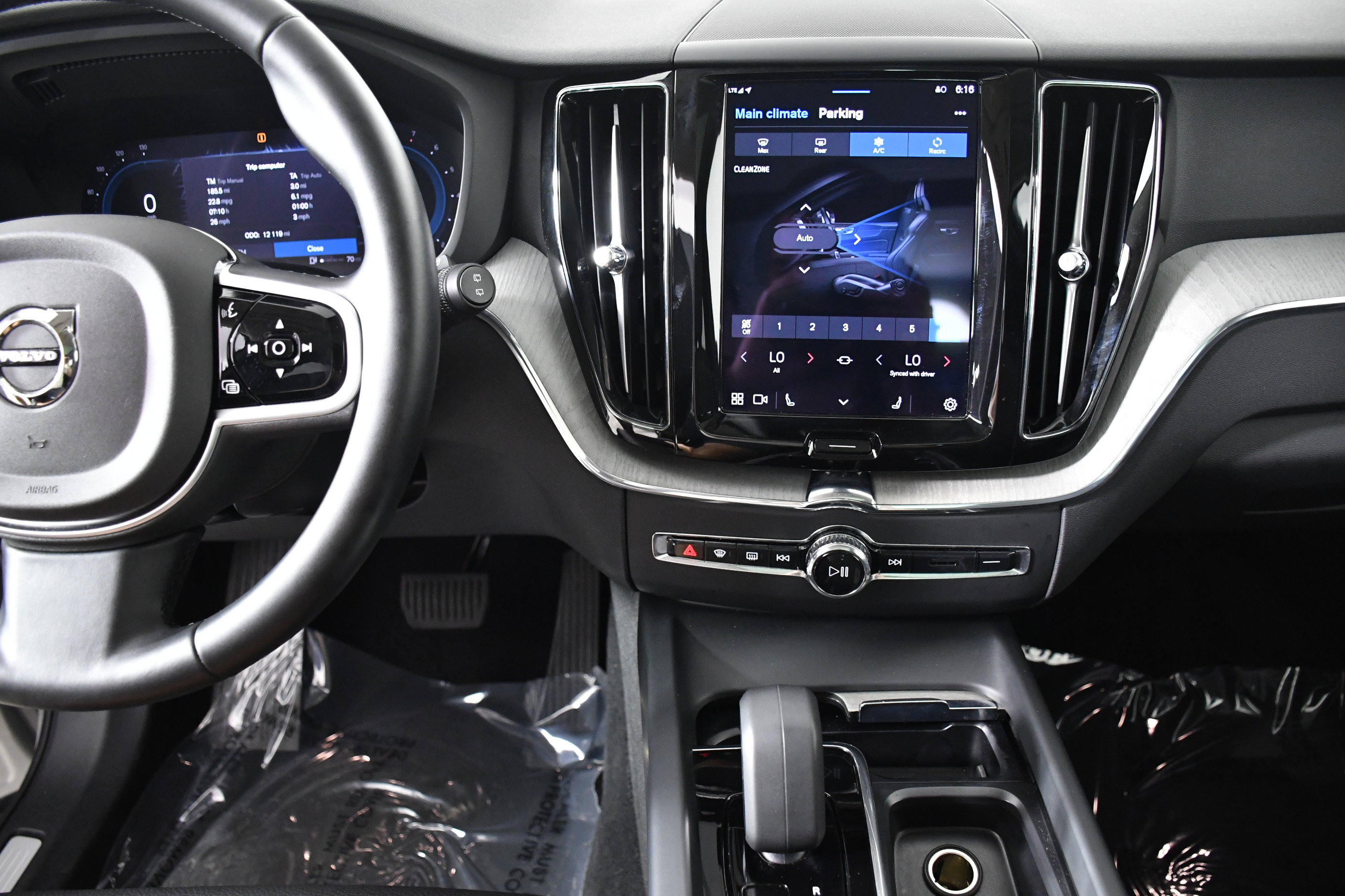 Used 2025 Volvo XC60 B5 Plus image 15