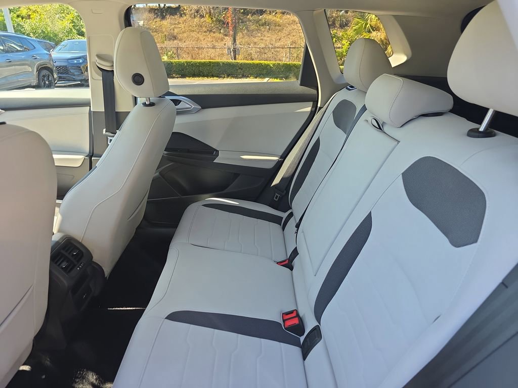 Used 2025 Volkswagen Taos SE image 9