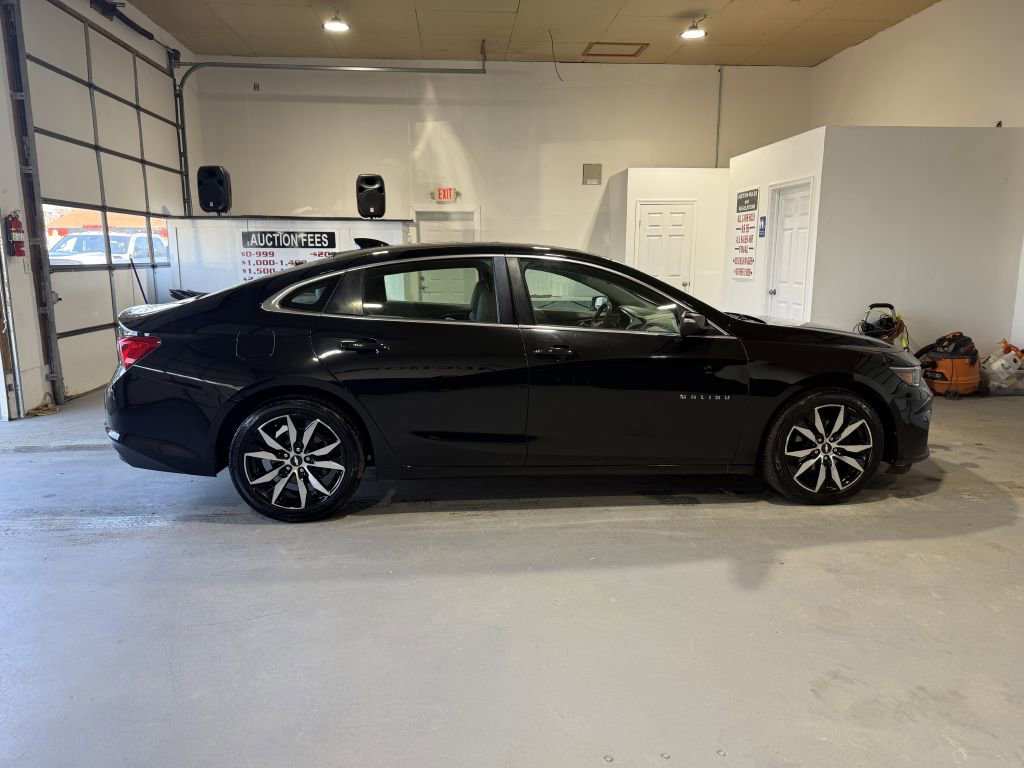 Used 2018 Chevrolet Malibu LT w/ Leather Package image 2