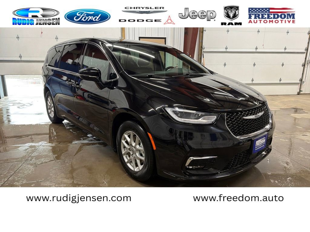 Used 2025 Chrysler Pacifica Select