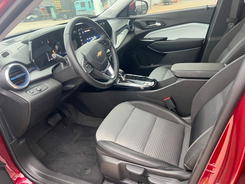 Used 2025 Chevrolet Trax LT w/ LT Convenience Package FWD image 9