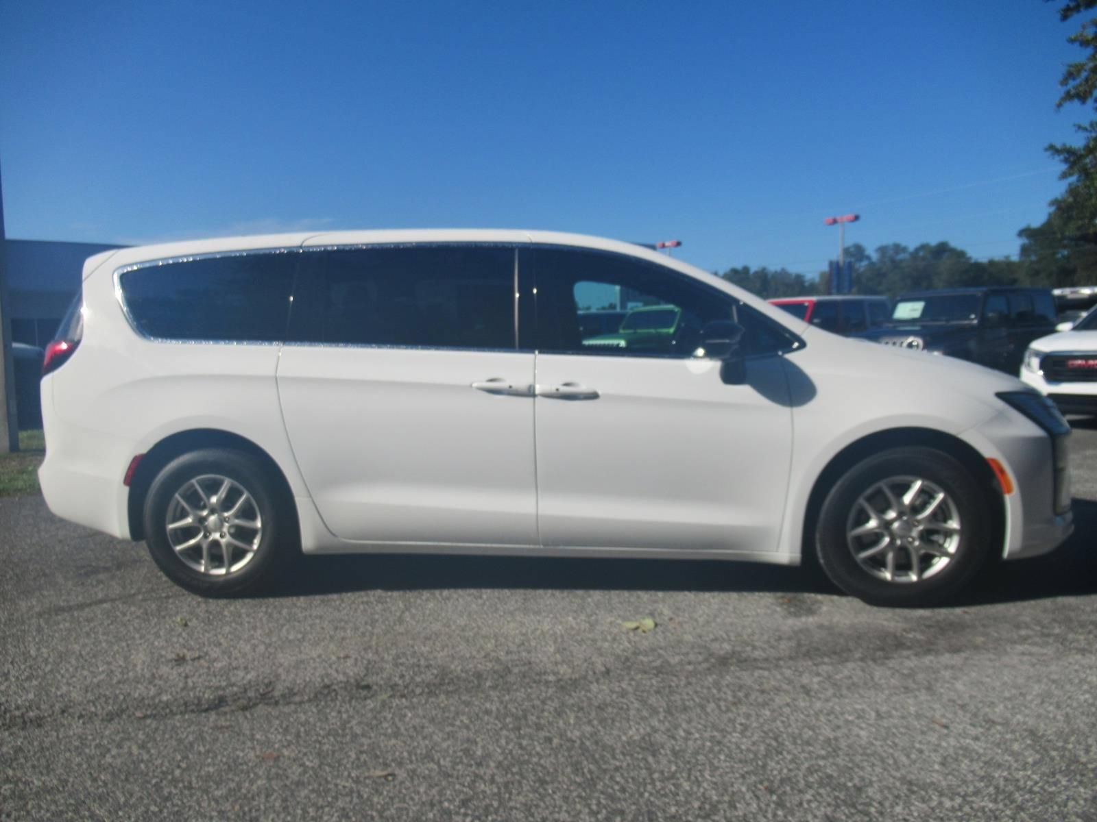 New 2027 Chrysler Pacifica Select FWD image 2