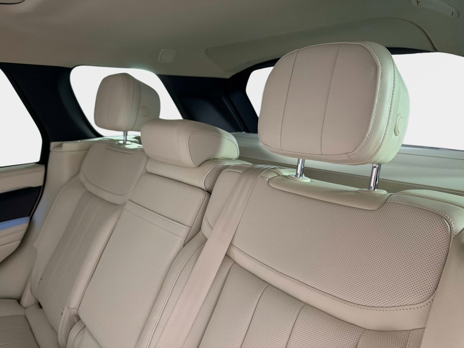 Used 2023 Land Rover Range Rover SE image 32