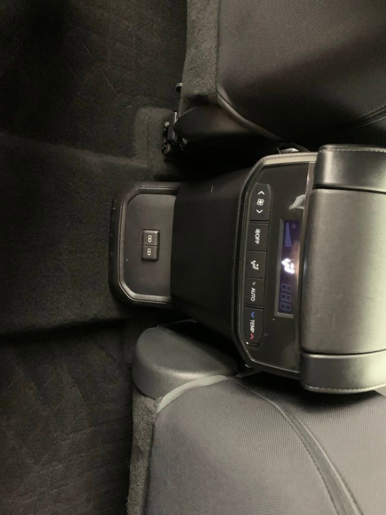 Used 2022 Toyota Highlander LE AWD/4WD image 32