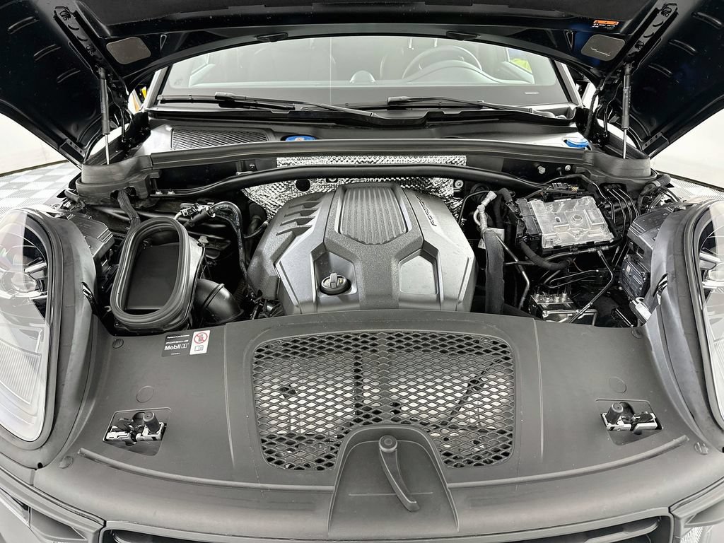 Certified 2026 Porsche Macan AWD/4WD image 32