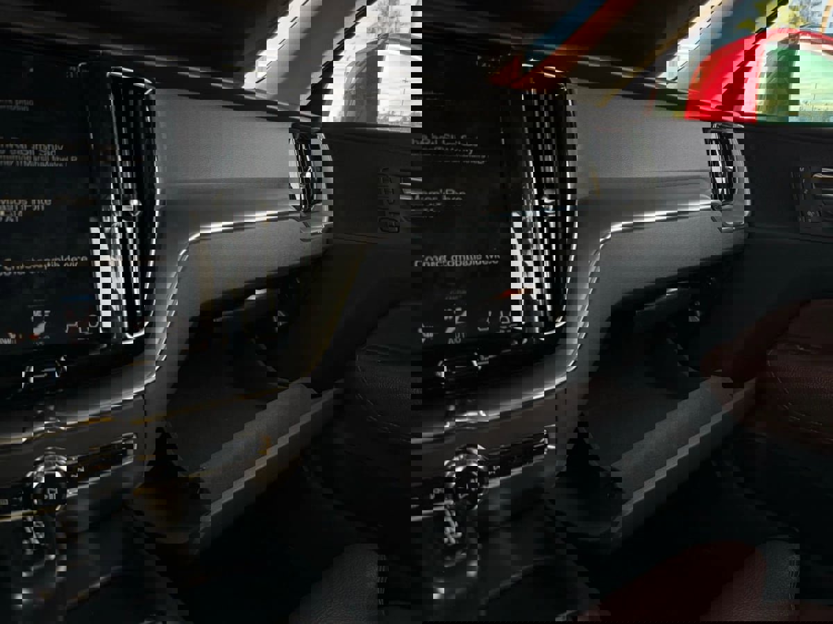 Used 2019 Volvo XC60 T5 Momentum w/ Advanced Package image 58