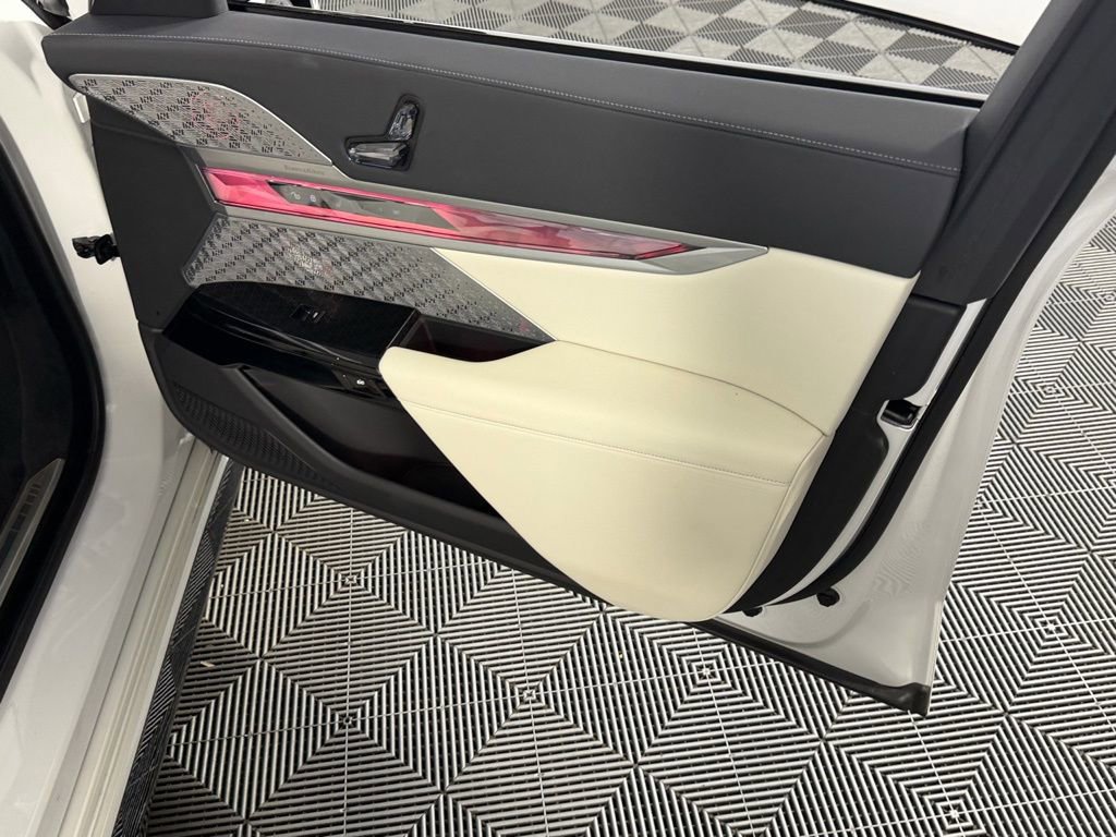 Used 2023 BMW 740i w/ Executive Package image 32